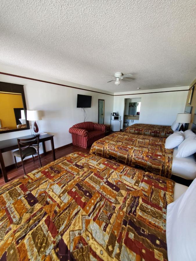 Deluxe Inn And Suites Raymondville Экстерьер фото